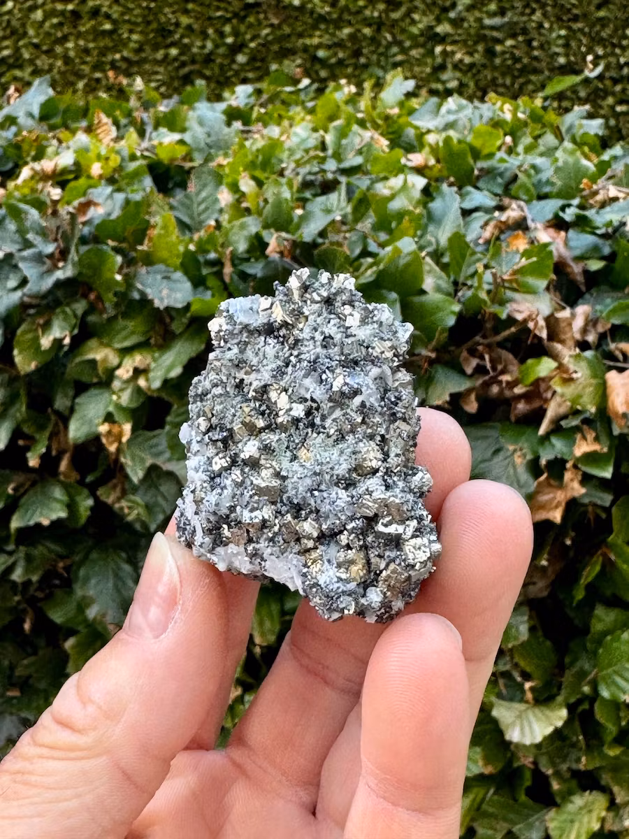 Pyritkluster med kalcitkristaller