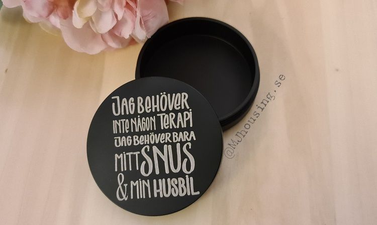 Graverad Snusdosa DUS