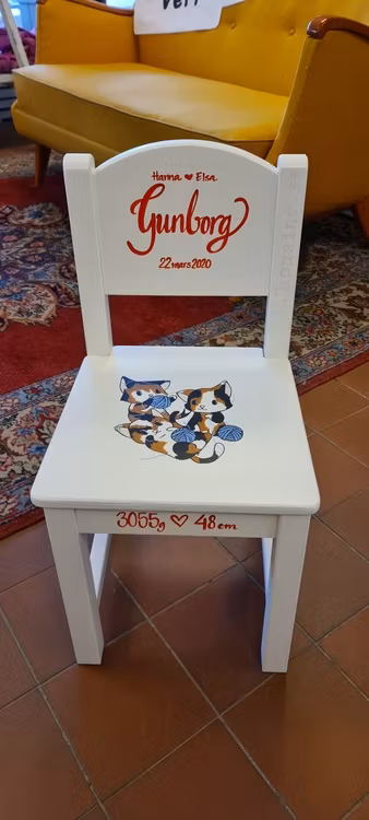 Handmålad Barnstol Miljöbild
