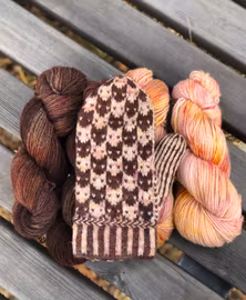 Vanten Lille Katt - garn och mönster Kanel & Dusty Roses 100 g