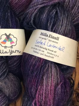 Milla Finull -  Sotad Lavendel (på ljusgrå) 100 g