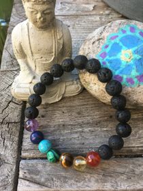 Chakraarmband med lava och halvädelsteanar