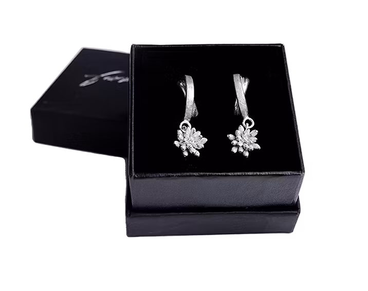 Örhängen i 925 sterling silver. Dubbla halv ringar med Blomma ca 9 mm i diameter, total längd ca 23 mm