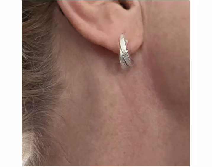 Silverörhängen dubbla halv-ringar