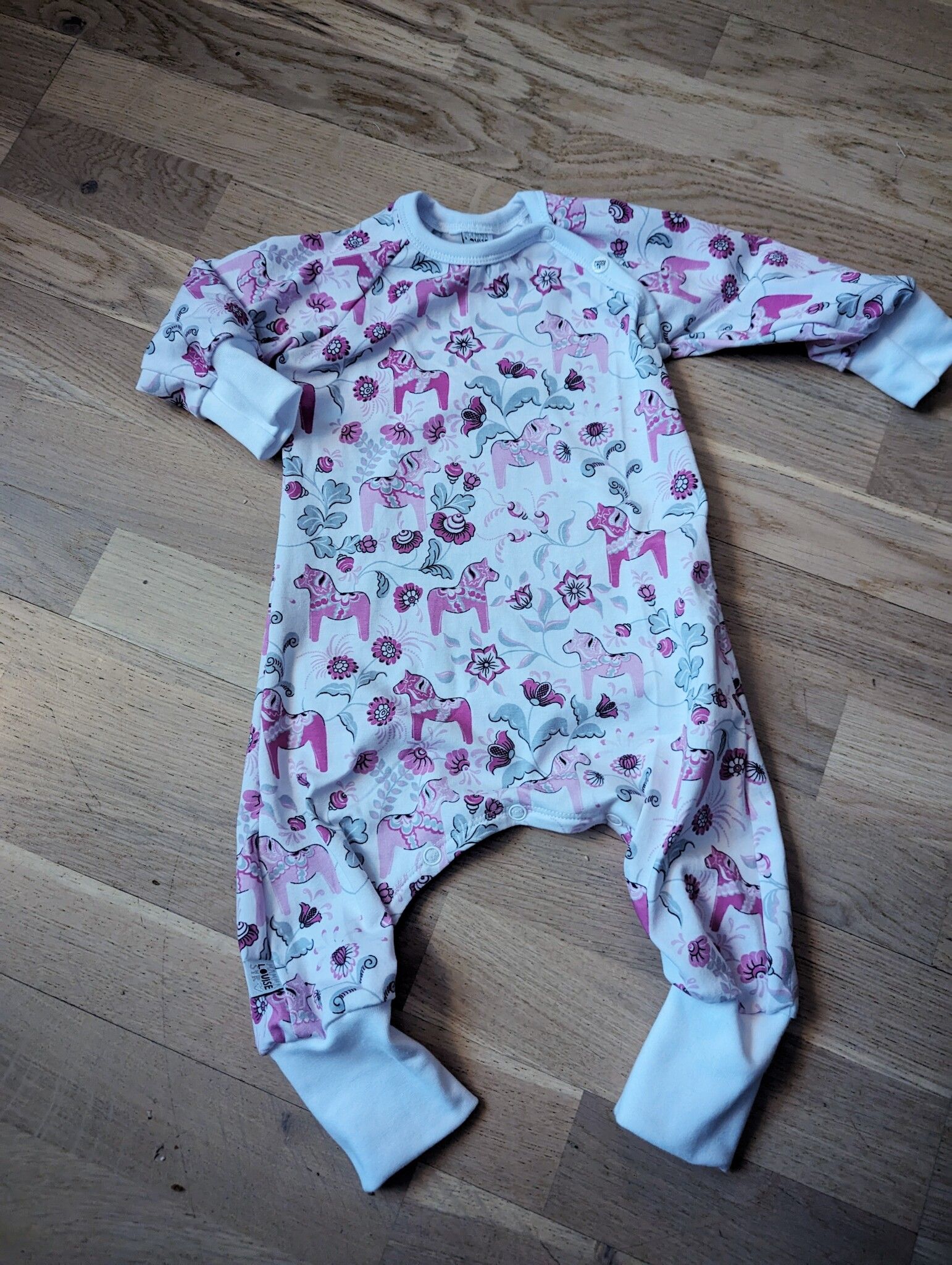 Ekologisk heldress med dalahästmotiv - 7 tygval!