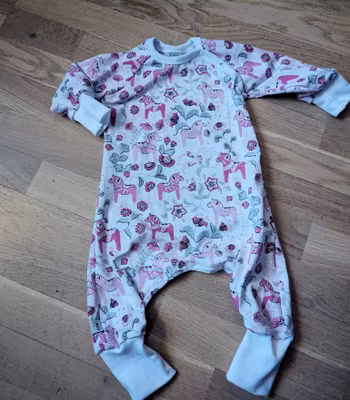 Ekologisk heldress med dalahästmotiv - 7 tygval!