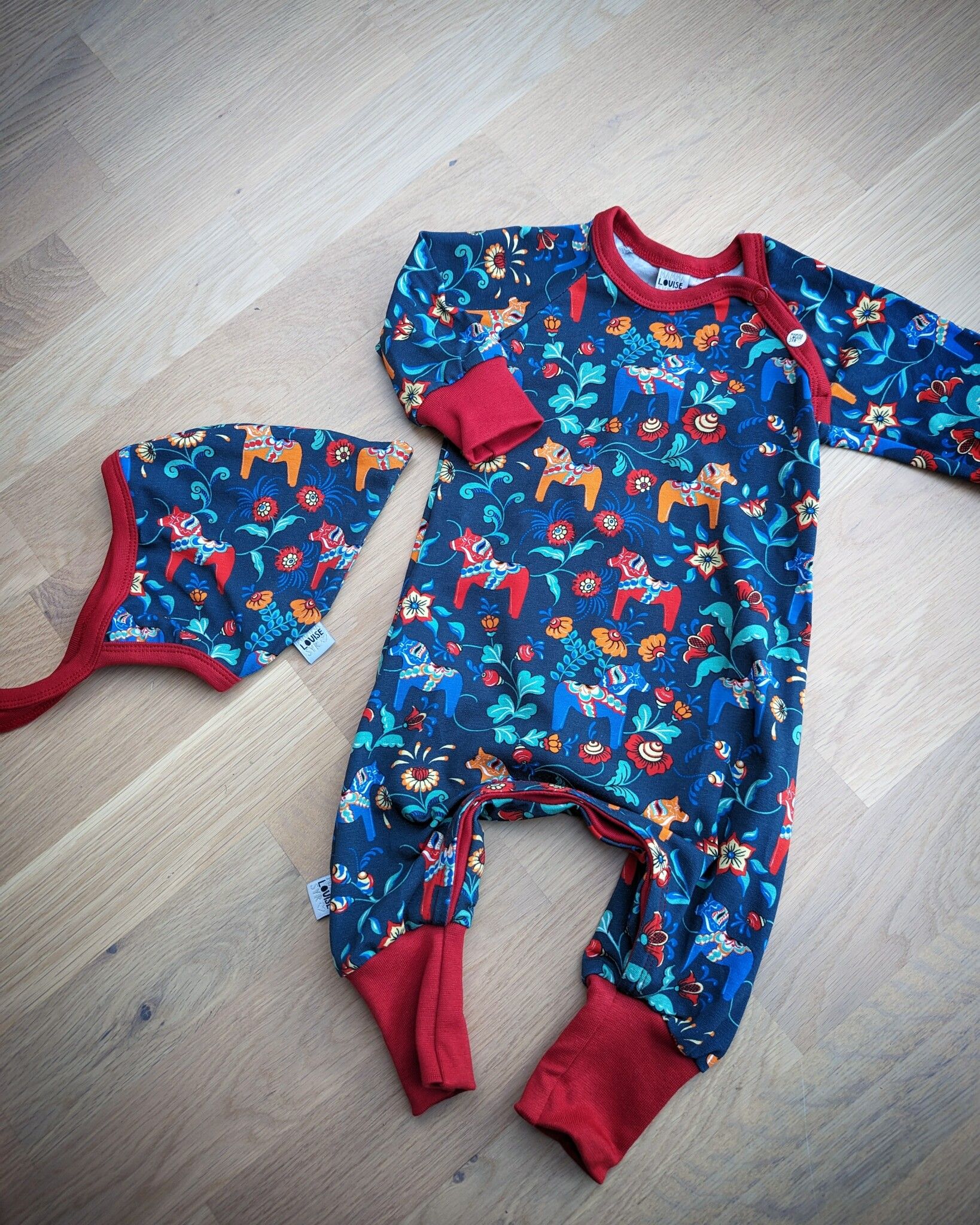 Ekologisk heldress med dalahästmotiv - 7 tygval!