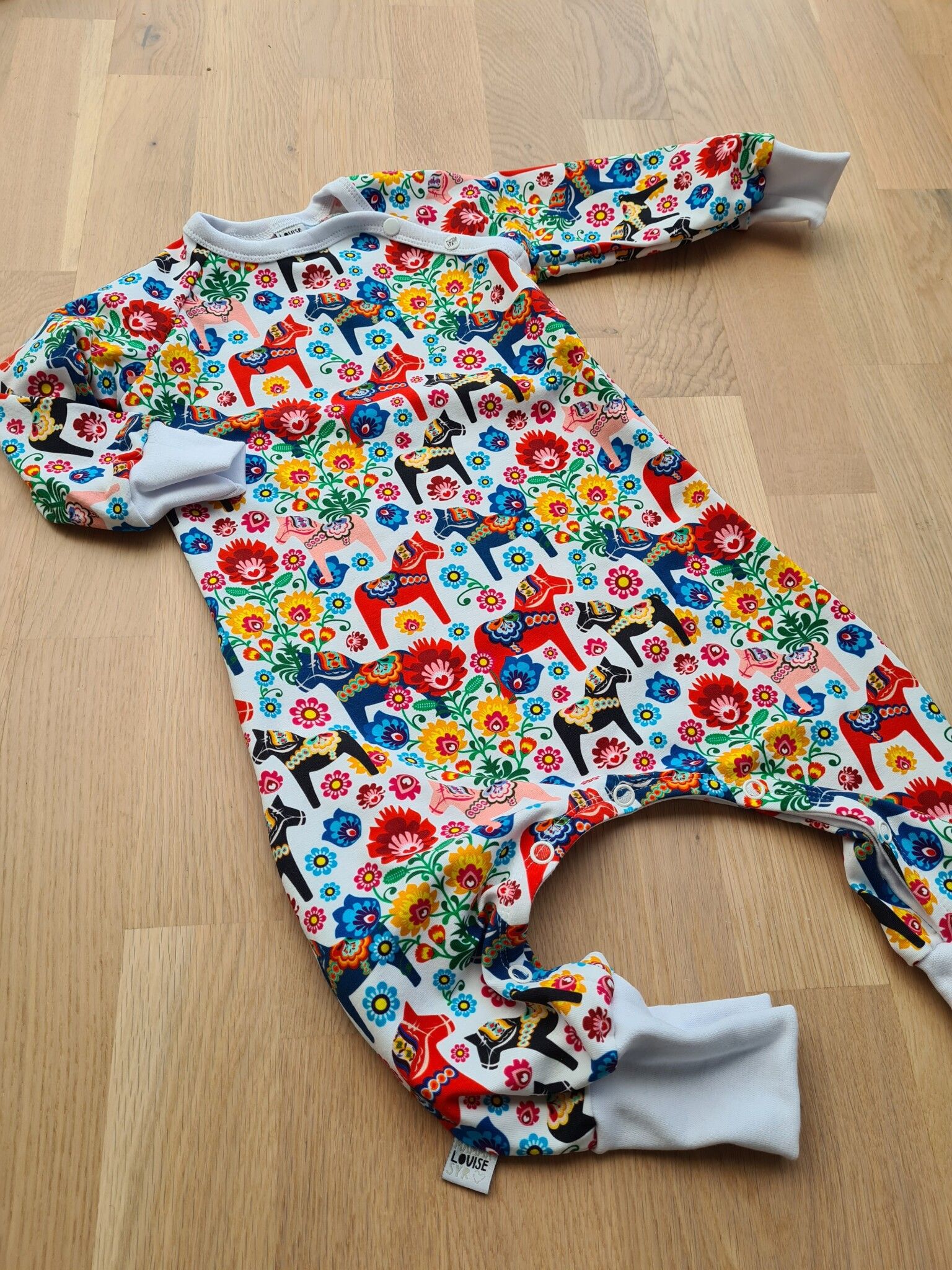 Ekologisk heldress med dalahästmotiv - 7 tygval!