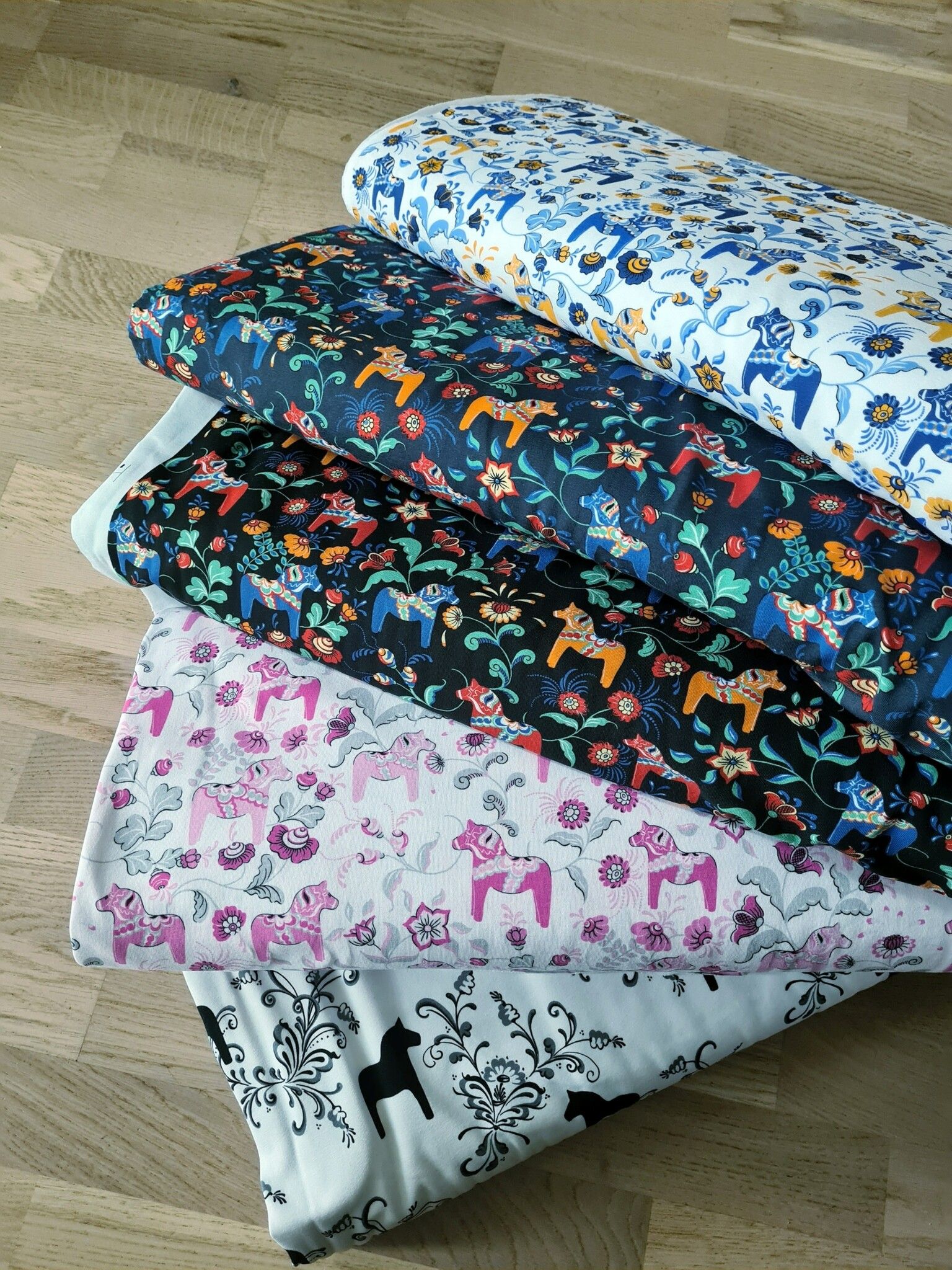 Ekologisk heldress med dalahästmotiv - 7 tygval!