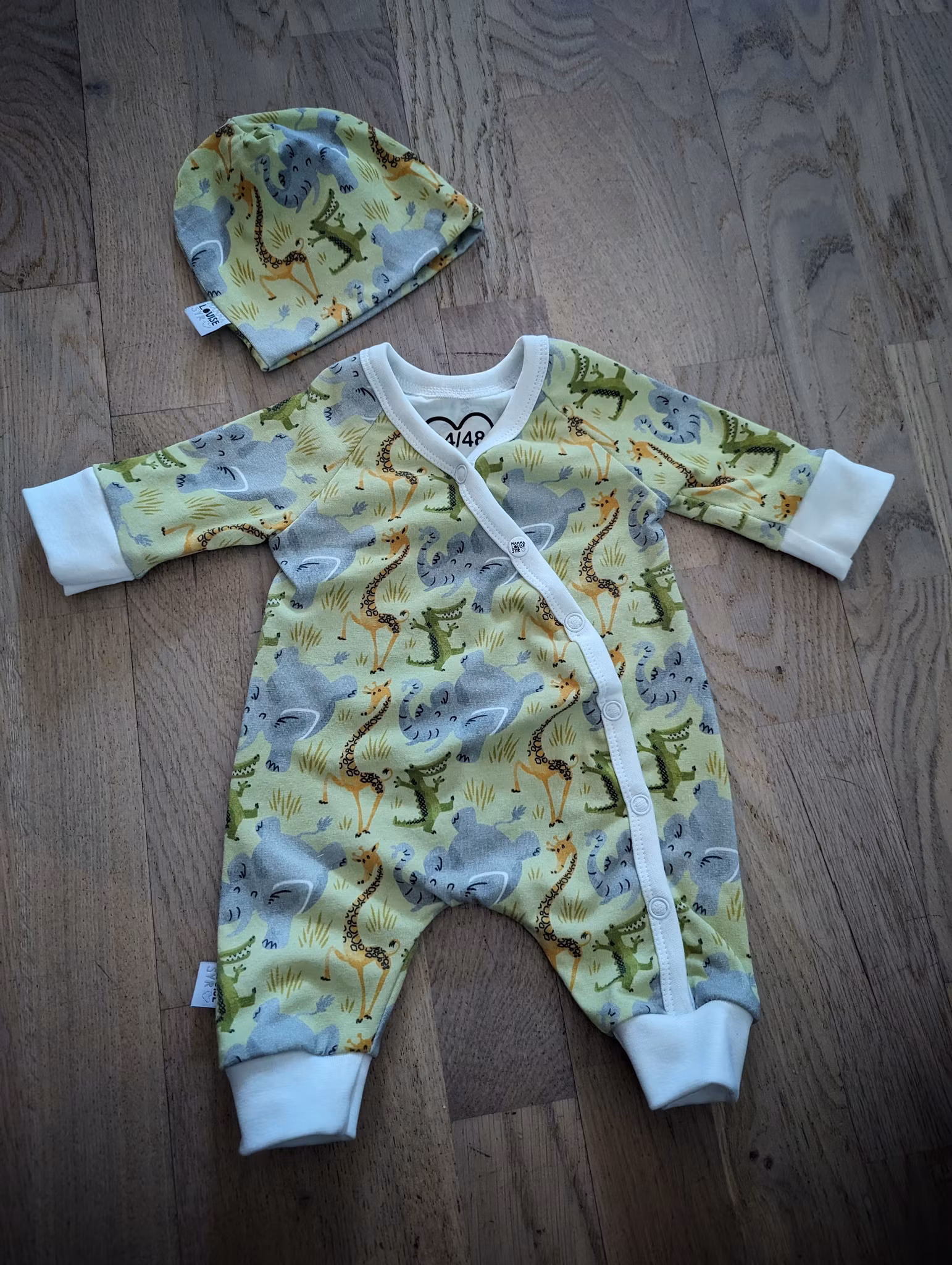 Prematur heldress med mössa safari grön
