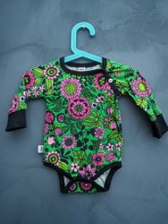 Ekologisk body grön med retroblommor
