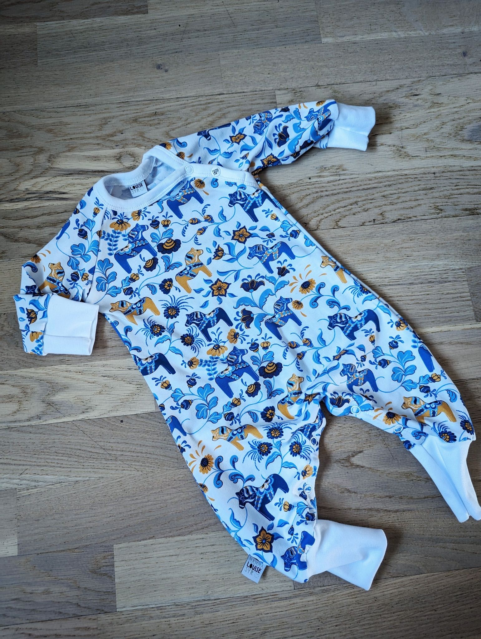 Ekologisk heldress med dalahästmotiv - 7 tygval!