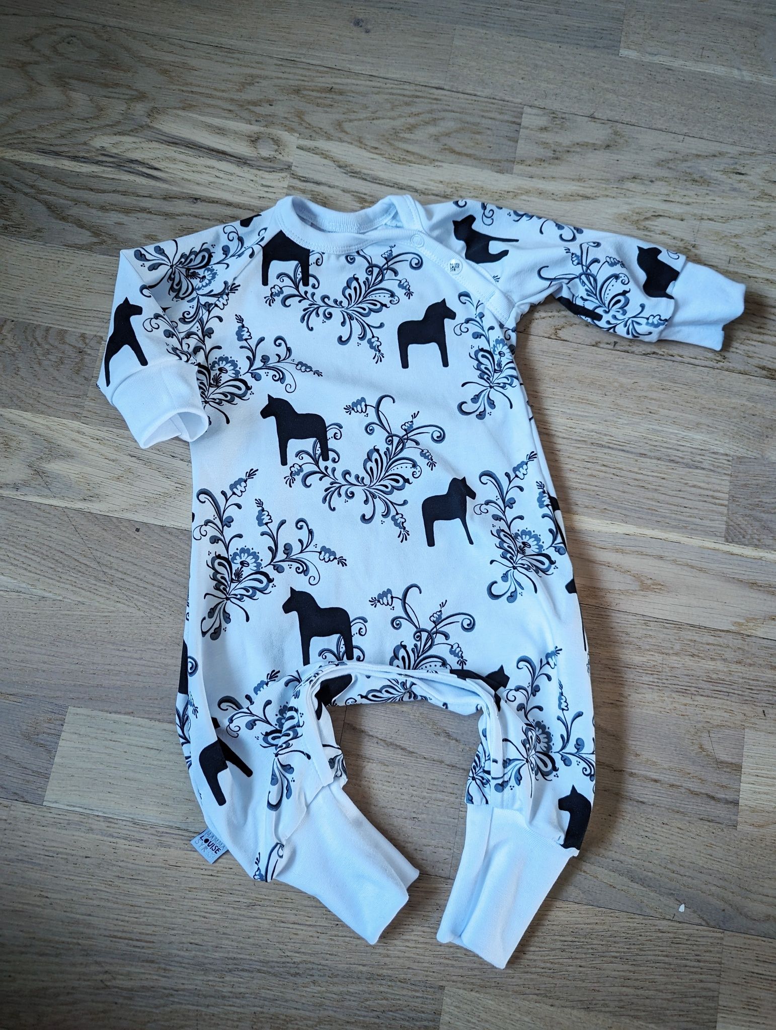 Ekologisk heldress med dalahästmotiv - 7 tygval!