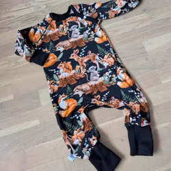Ekologisk heldress med skogens djur