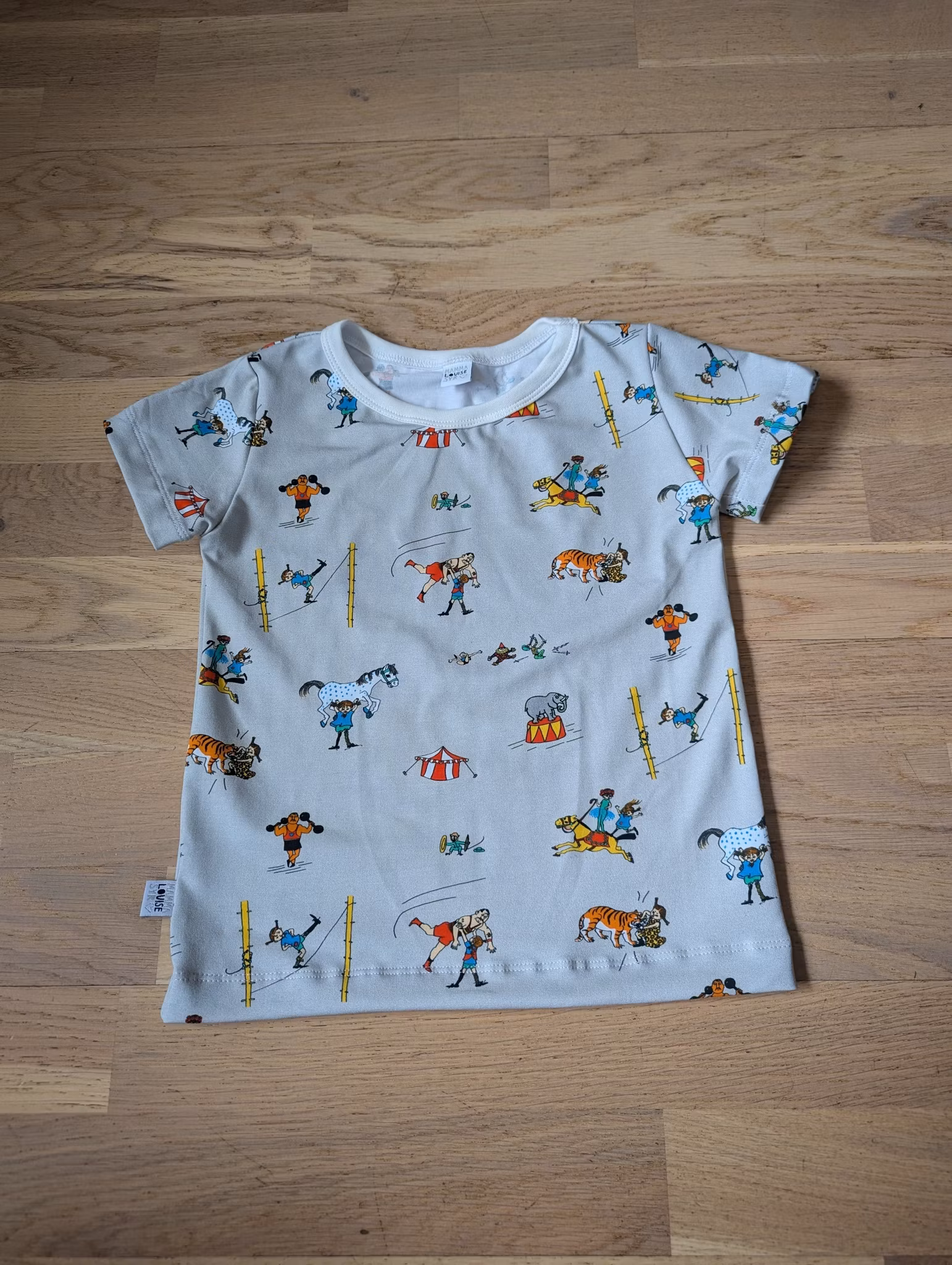 Ekologisk T-shirt/Tröja med Pippi på cirkus