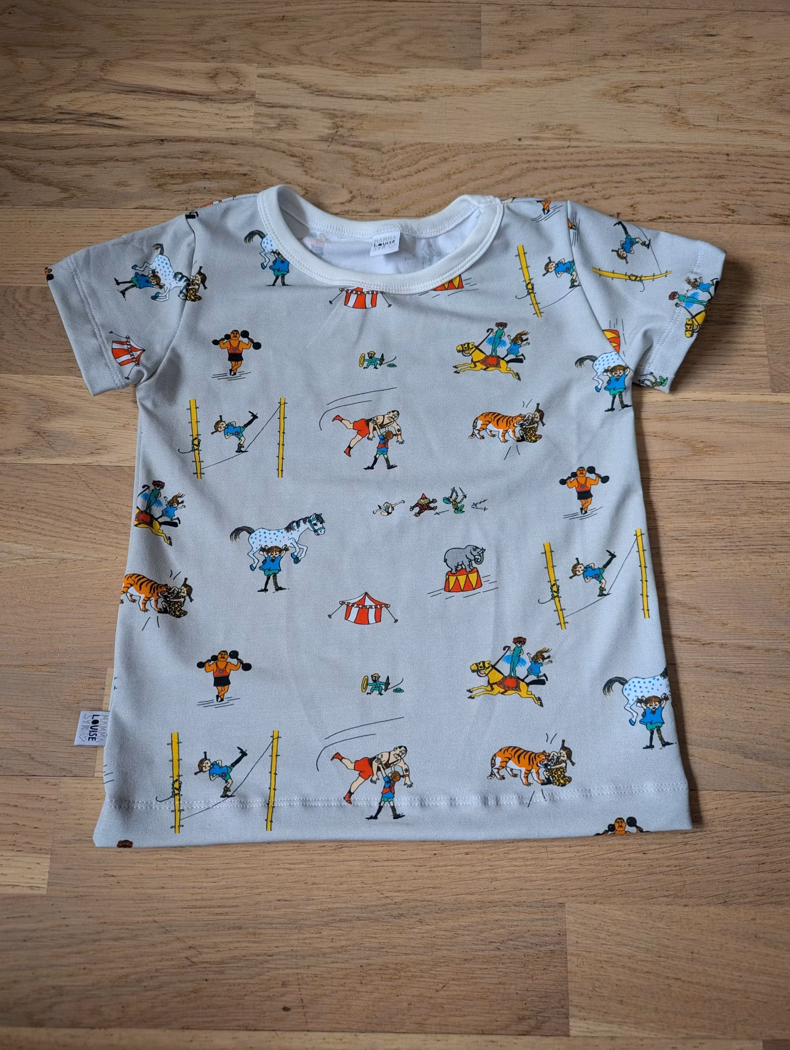 Ekologisk T-shirt/Tröja med Pippi på cirkus