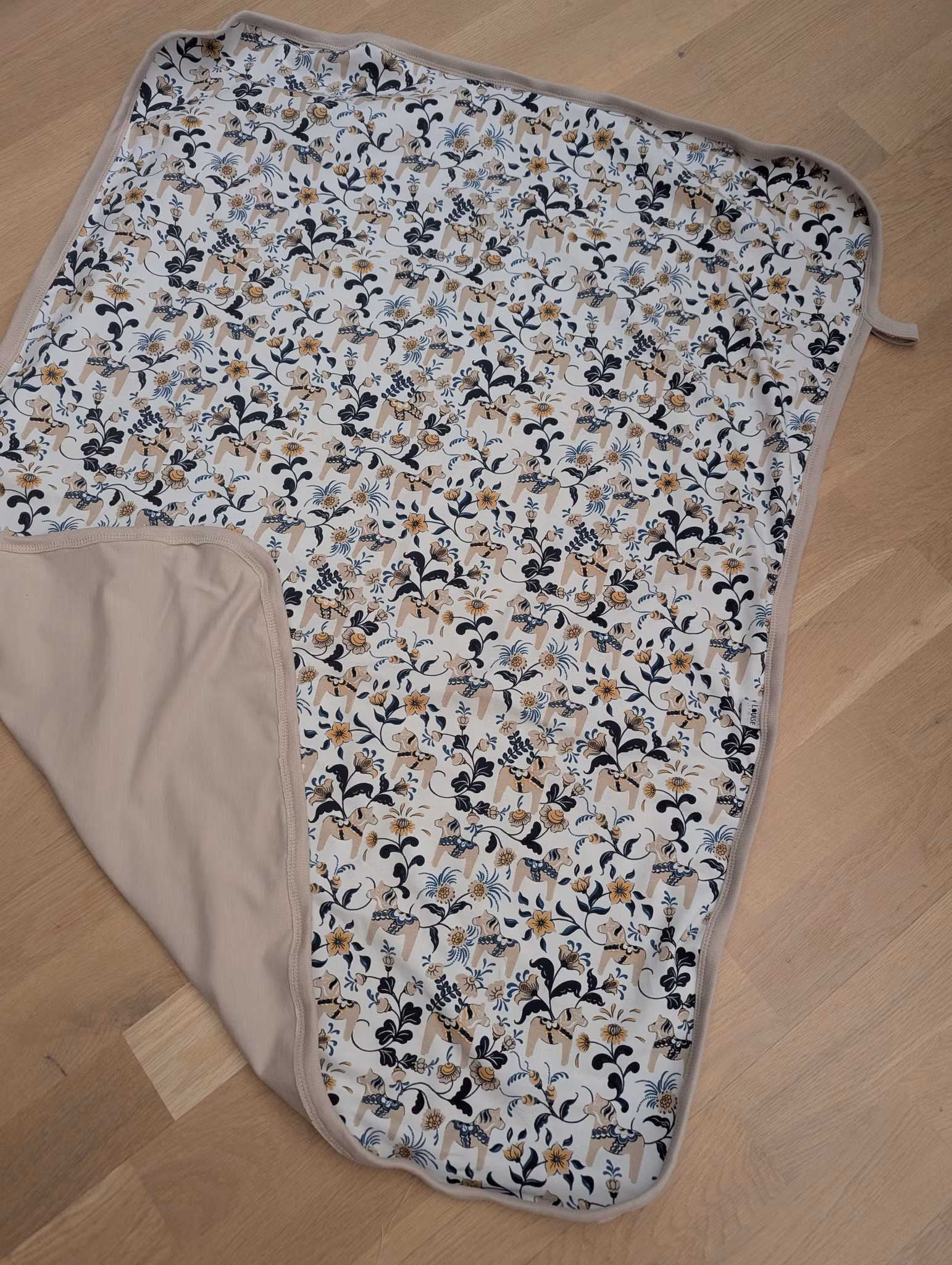 Ekologisk filt i tyg med Dalahästar