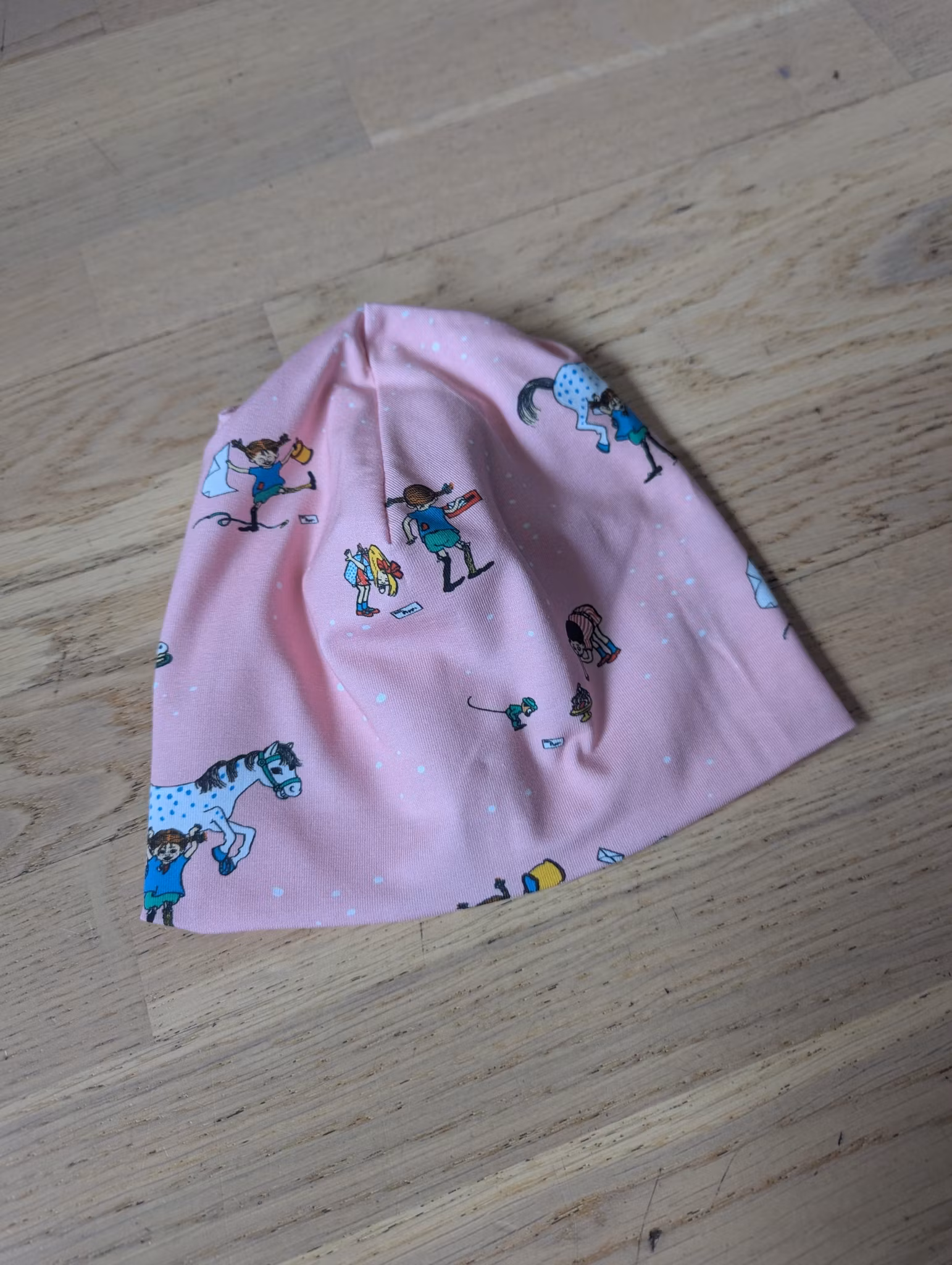Mössa med Pippi Långstrump med vänner