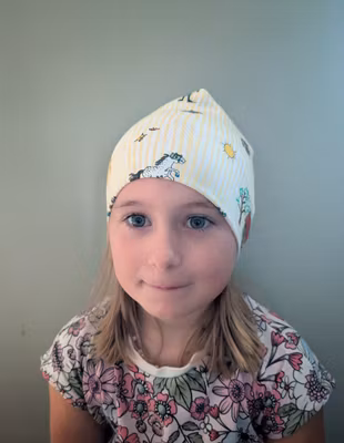 Mössa med Pippi Långstrump med vänner gul rand