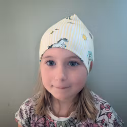 Mössa med Pippi Långstrump med vänner gul rand