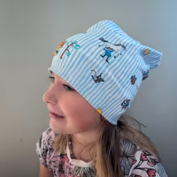 Mössa med Pippi Långstrump med vänner blå rand