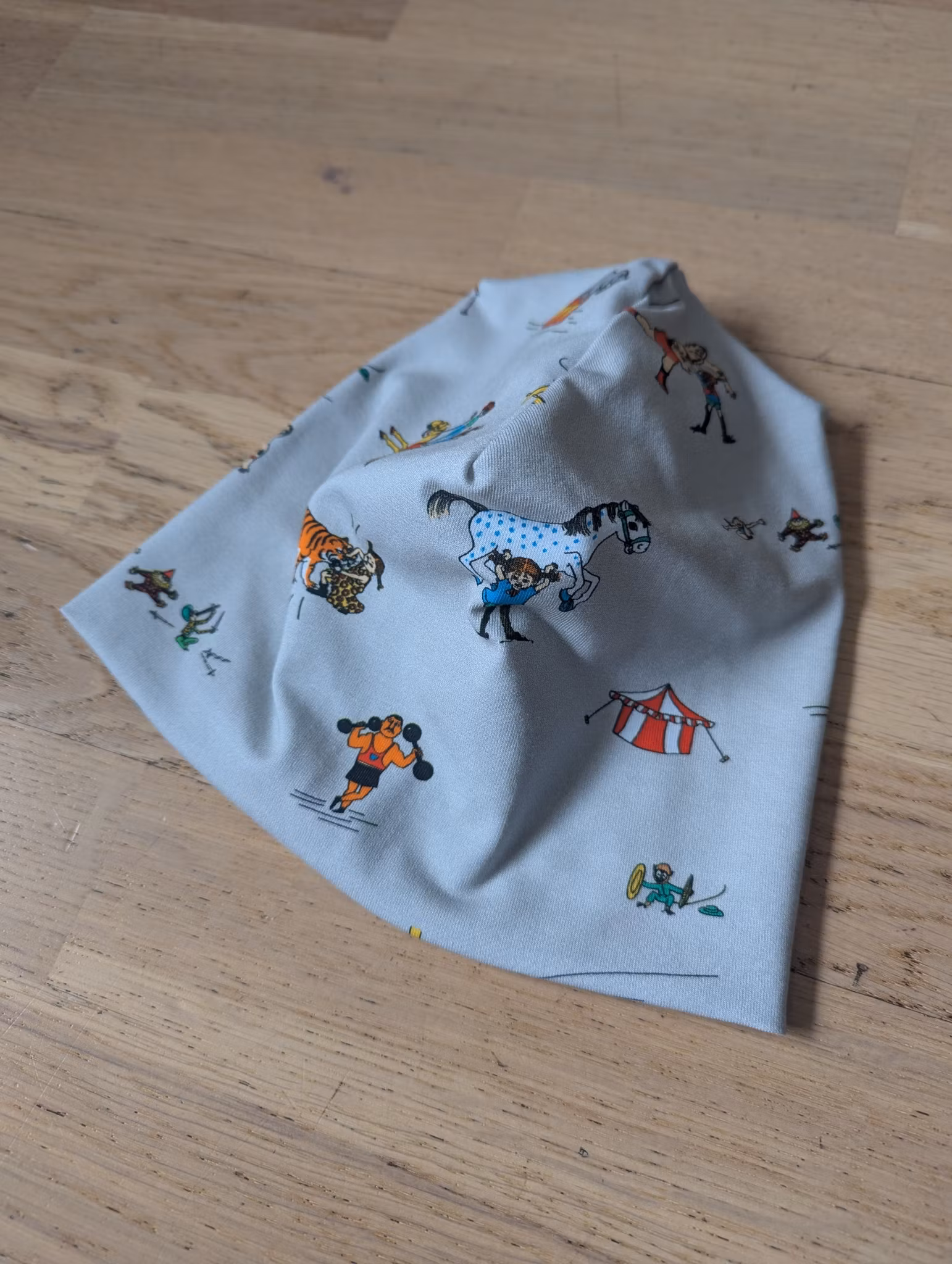 Mössa med Pippi Långstrump på cirkus