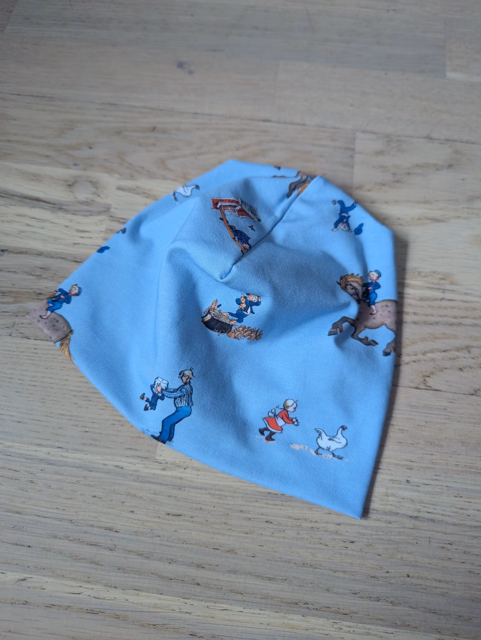 Mössa med Emil i Lönneberga blå