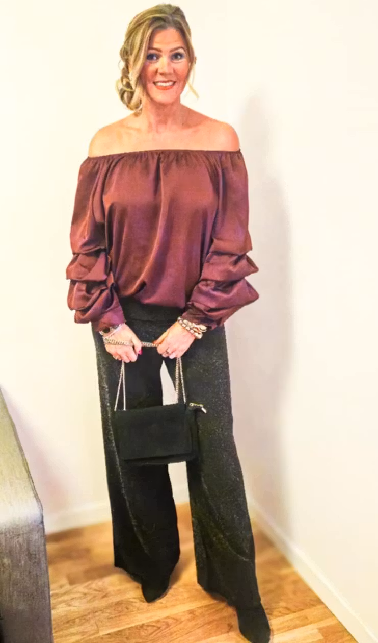 Shiny blouse with puff sleeves