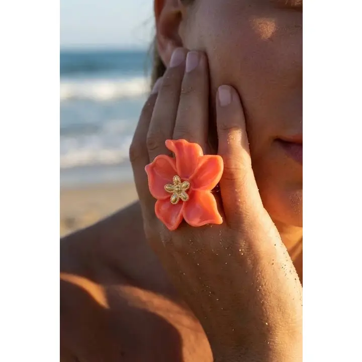 Ring i form av blomma, i rostfritt stål och 14K guldbeläggning