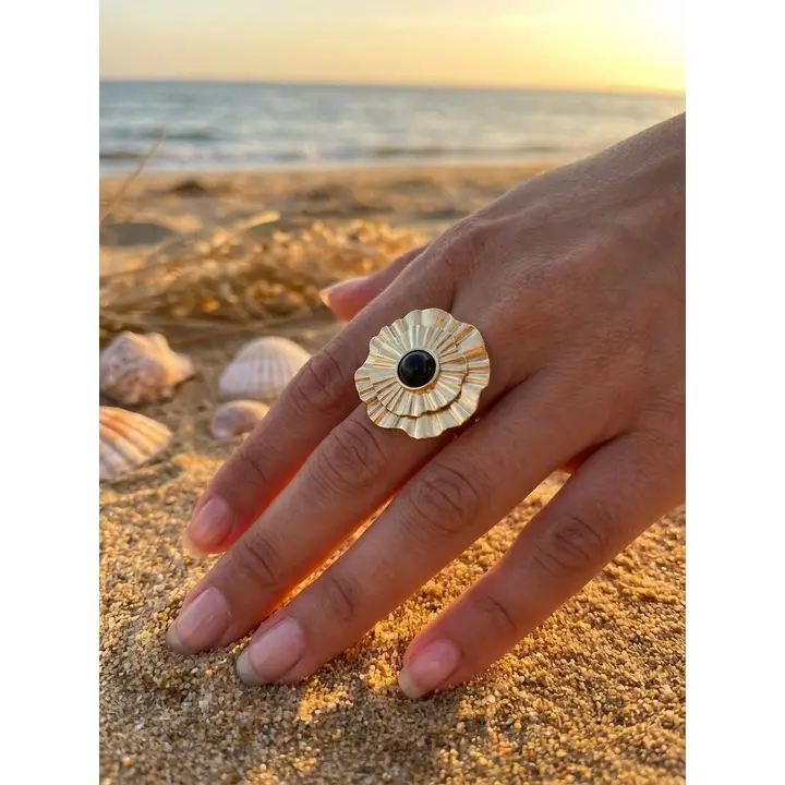 Stor ring med svart sten i rostfritt stål och 14K guldbeläggning