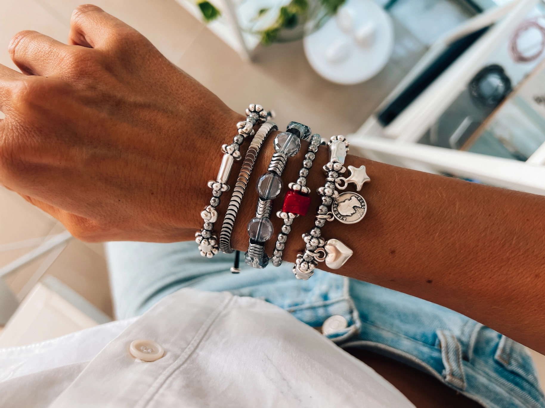 Silverfärgade stapelbara armband med pärlor