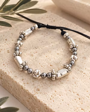 Silverfärgade stapelbara armband med pärlor