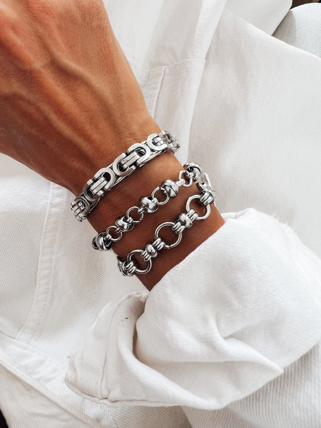 Silver- och svart armbandstack