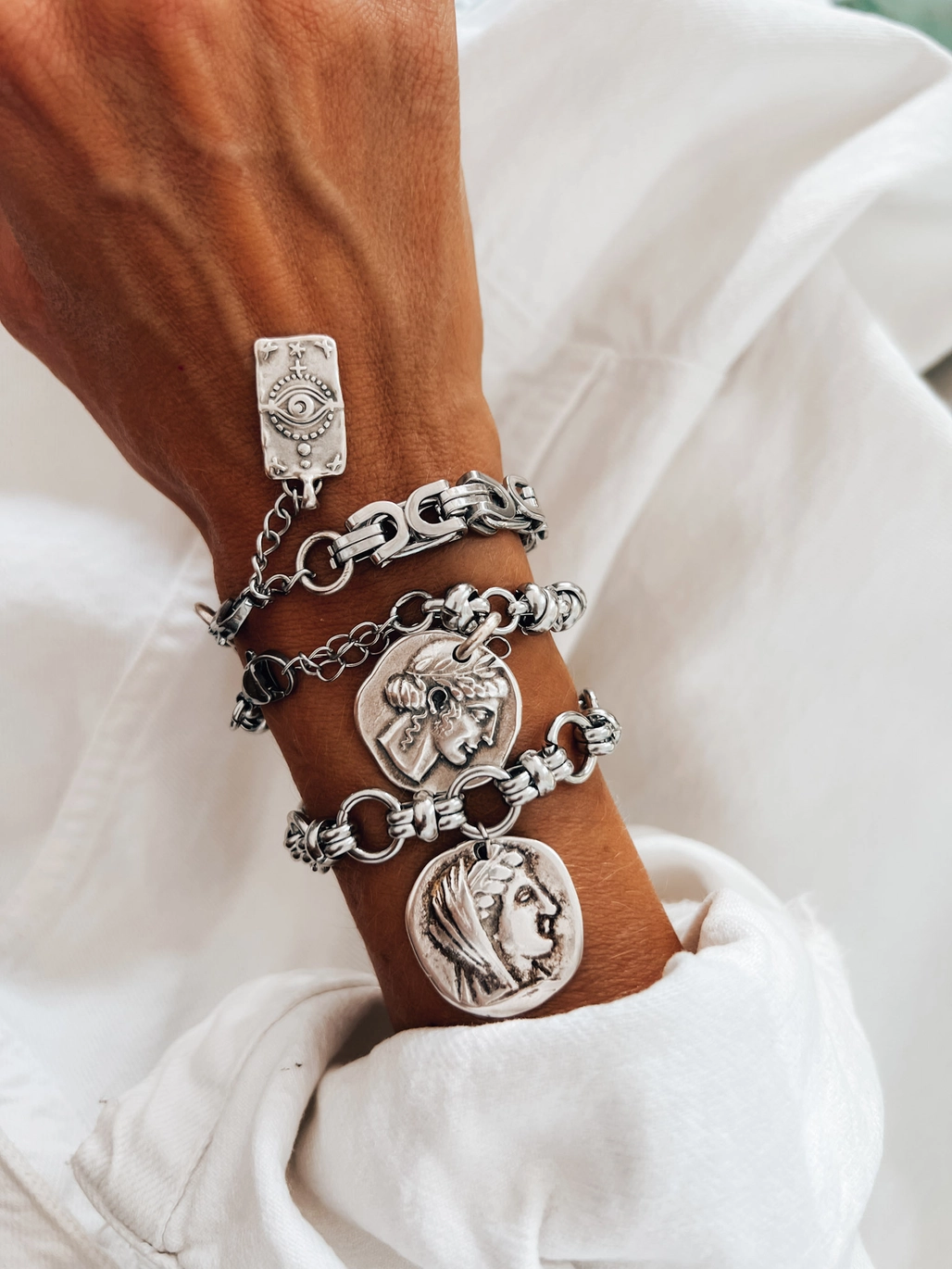 Silver- och svart armbandstack