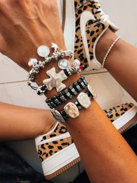 Silver- och svart armbandstack