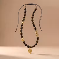 Golden Hour-brunt halsband med glaspärlor – hjärtdetaljer i guld