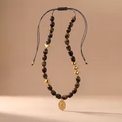 Golden Hour-brunt halsband med glaspärlor – hjärtdetaljer i guld