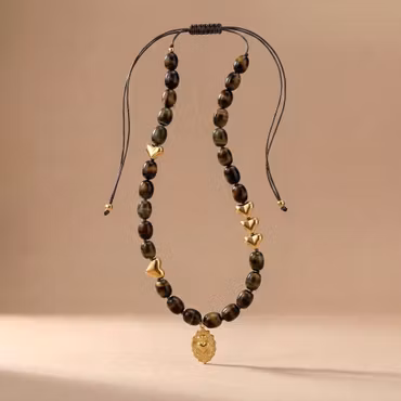 Golden Hour-brunt halsband med glaspärlor – hjärtdetaljer i guld