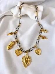 Halsband med gula och svarta kedjehängsmycken i stål