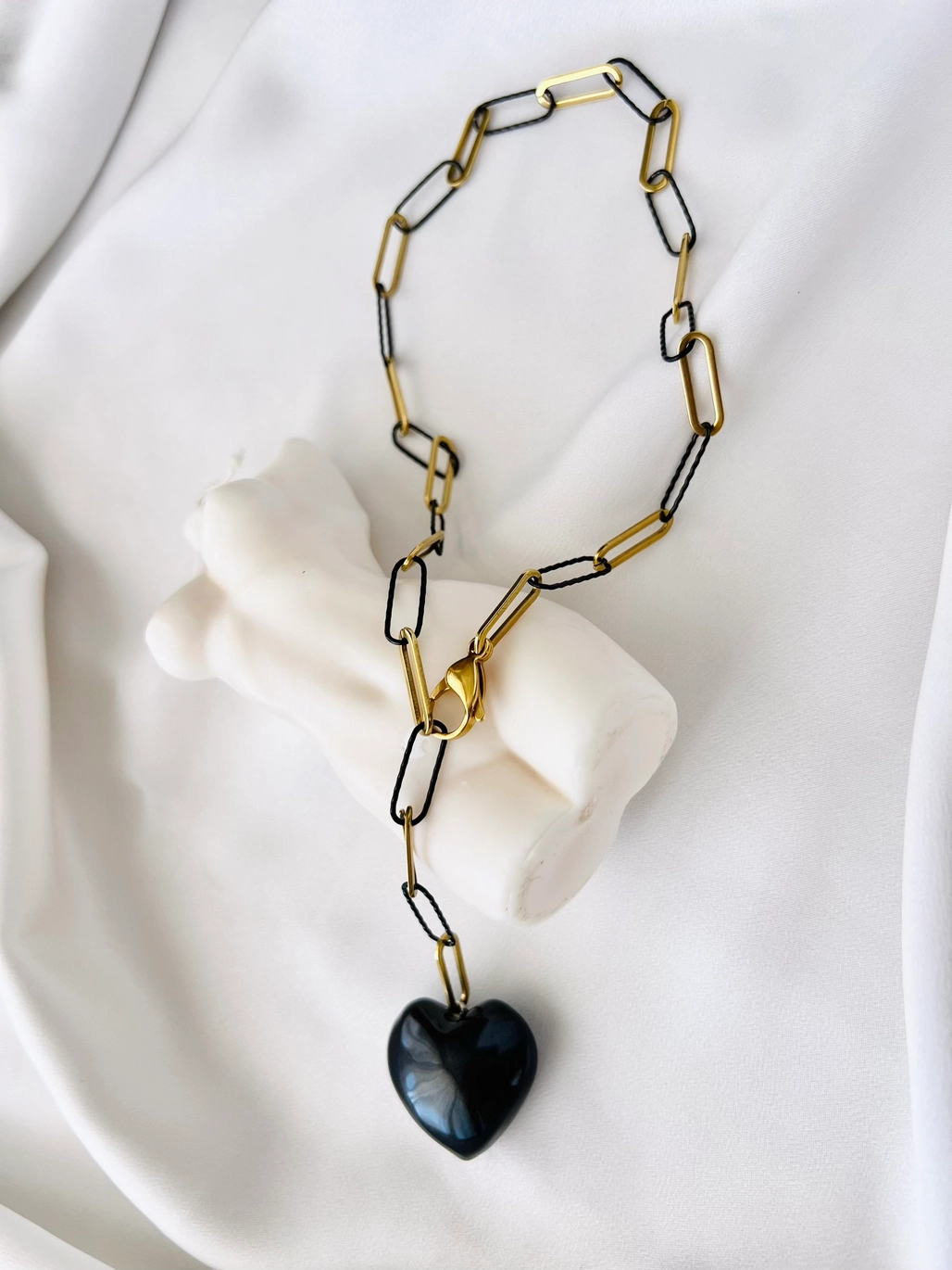 Halsband med gula och svarta kedjehängsmycken i stål