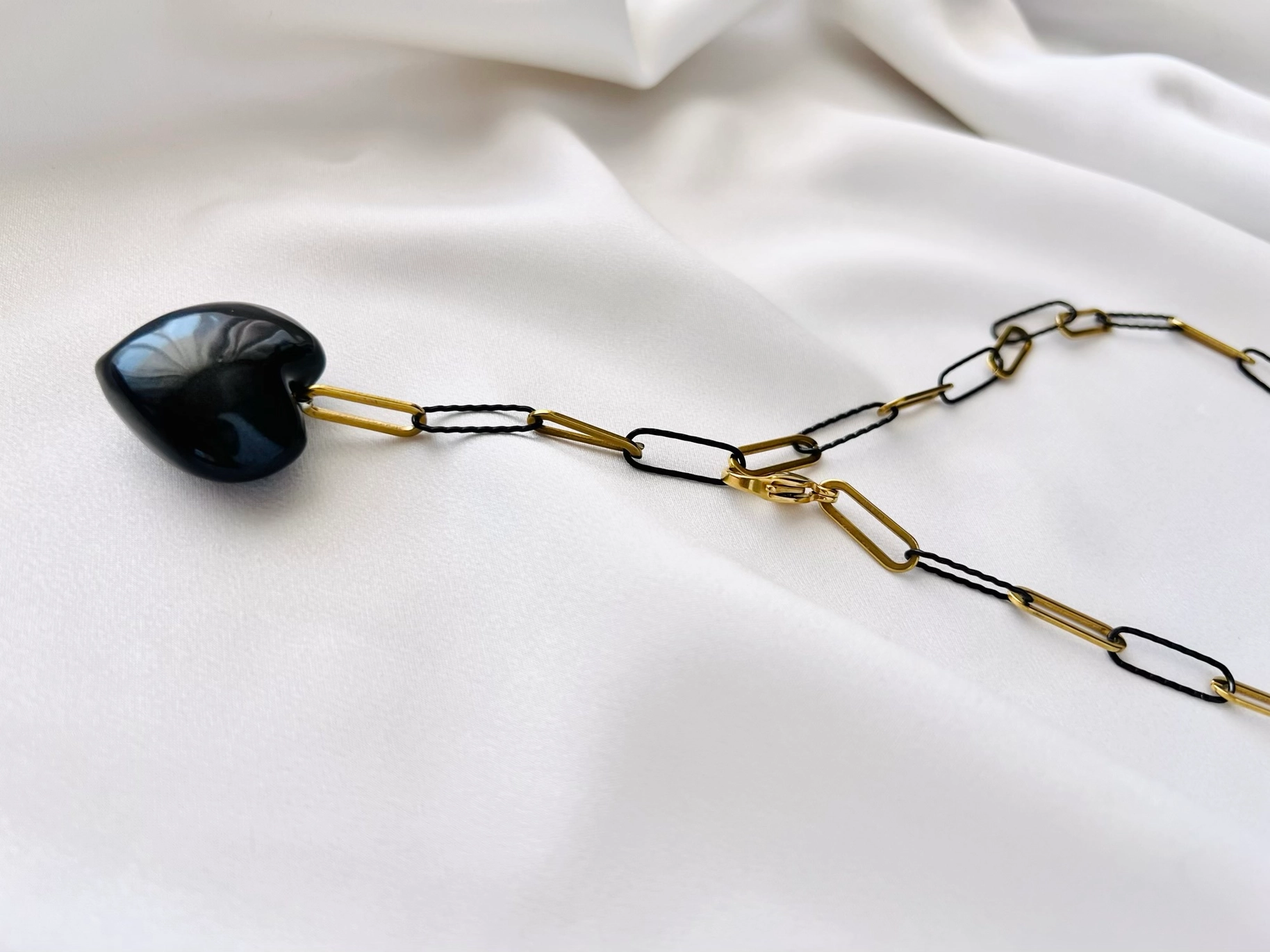 Halsband med gula och svarta kedjehängsmycken i stål