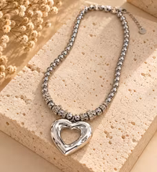 Hematitpärlhalsband med silverhjärthängen