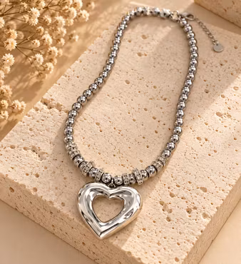 Hematitpärlhalsband med silverhjärthängen
