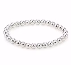 Armband med små silverfärgade pärlor