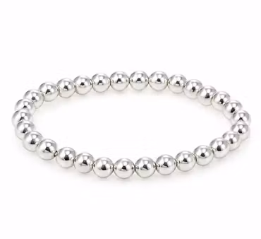 Armband med små silverfärgade pärlor