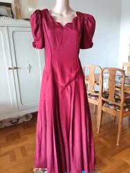 Vintage festklänning romantisk vinröd puffärm rosetter