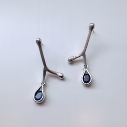 GRENÖRHÄNGEN med kundens safirer