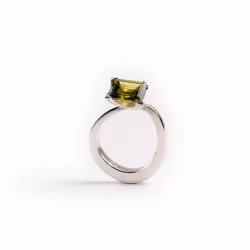 Ring med klofattad turmalin