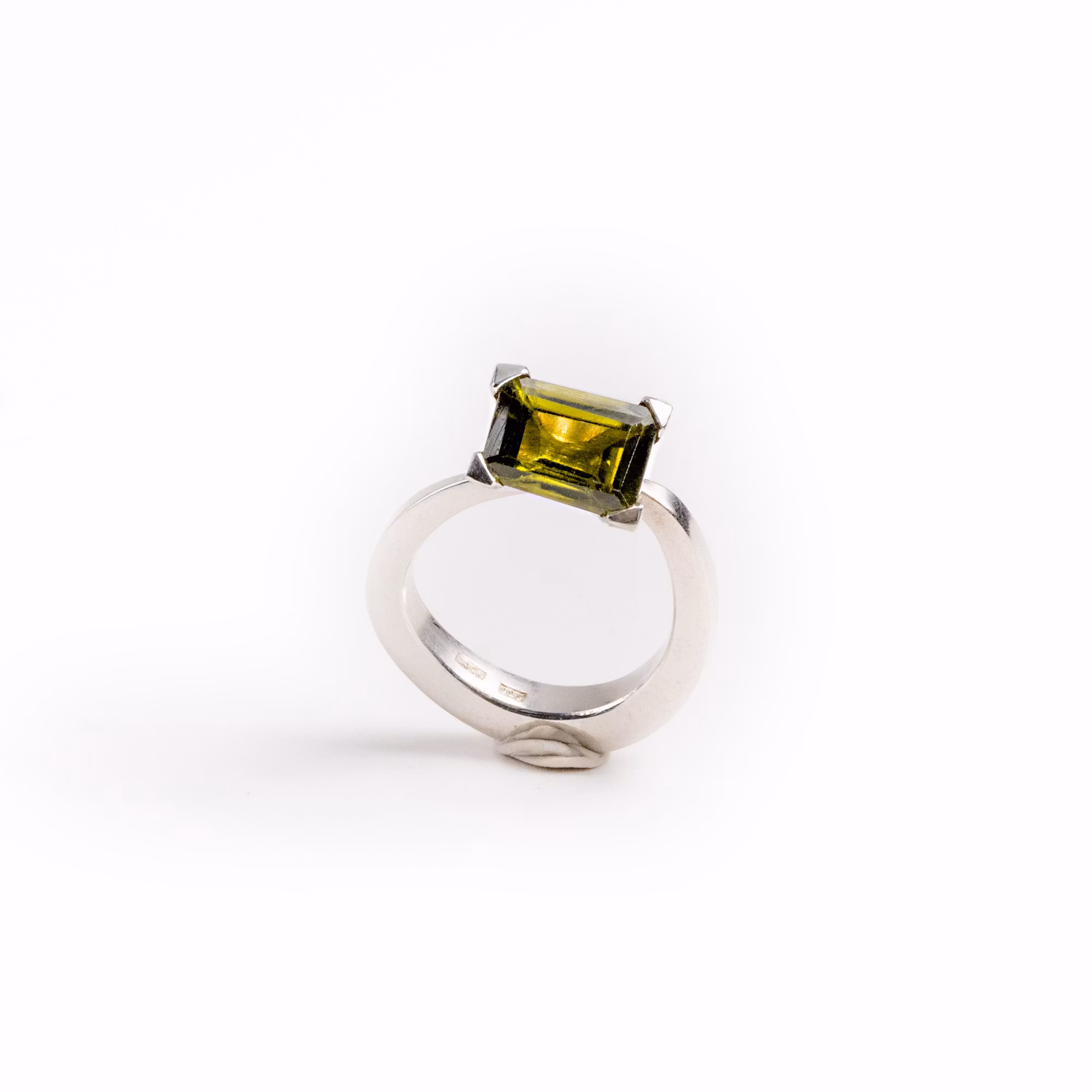 Ring med klofattad turmalin