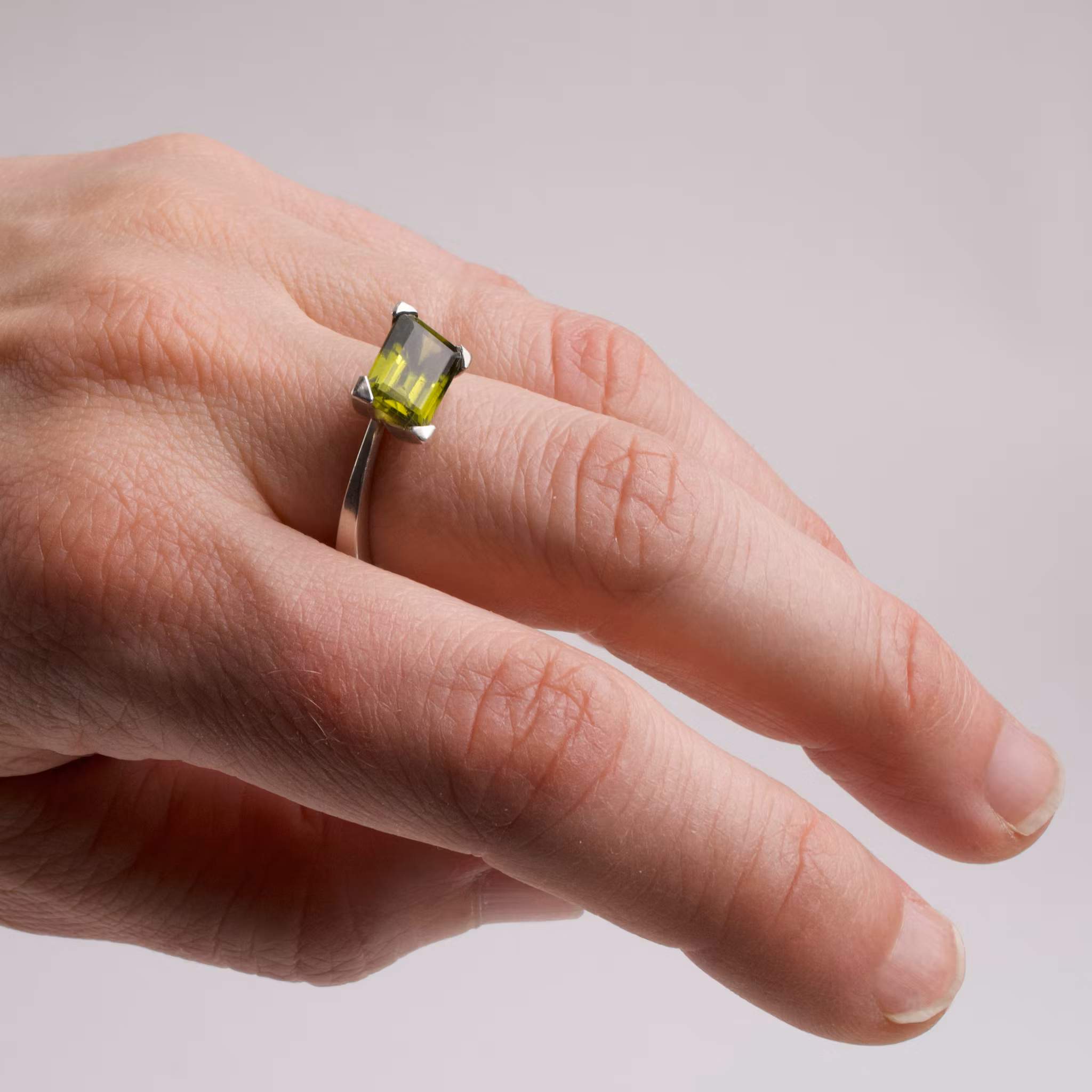 Ring med klofattad turmalin